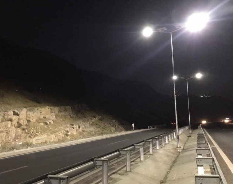 Lampe solaire THOR sur autoroute
