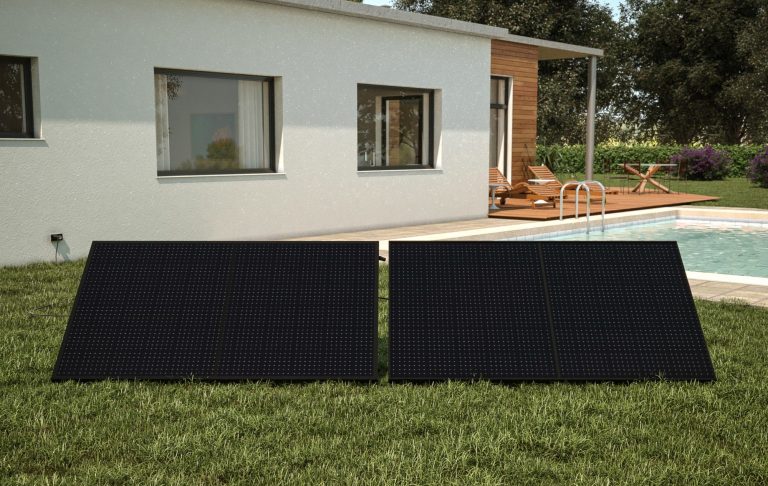 2 panneaux solaires de L43 connectés ensemble dans le jardin