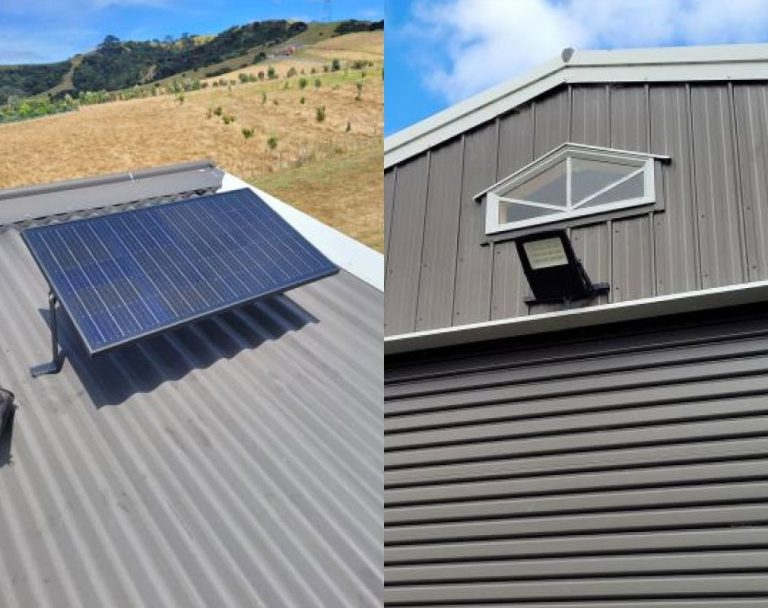 Projecteur VENUS et son panneau solaire déporté sur le toit d'un garage