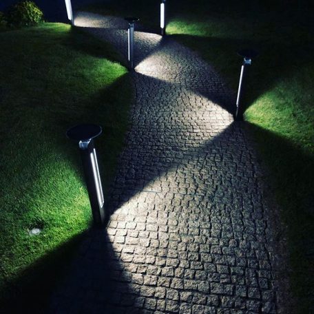 Borne solaire Mini Helios dans une allée