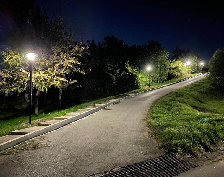 Tête de lampadaire solaire ATHENA dans un chemin