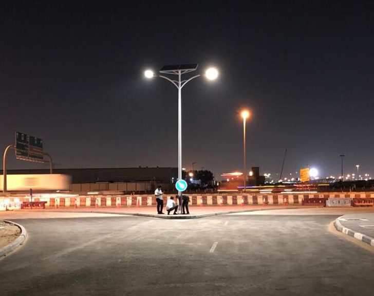 Lampe solaire HELIOS sur un parking