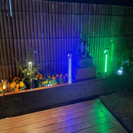 Borne solaire MINI HELIOS au bord d'une piscine