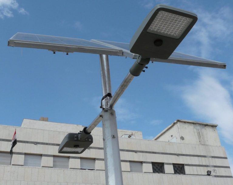 2 lampes solaires HELIOS sur un mât