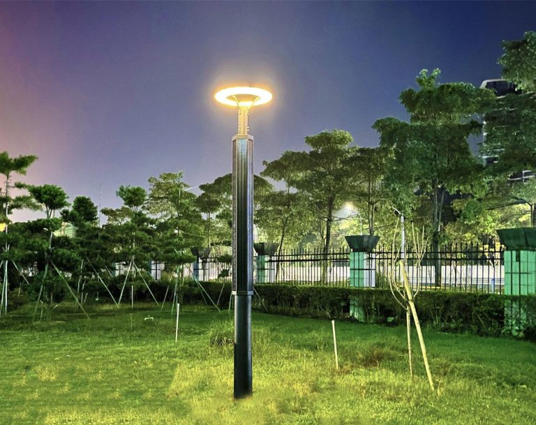 Lampadaire solaire ARTEMIS dans le parc d'un hôtel
